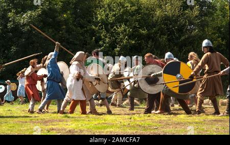 Scena di re-enactment della battaglia anglosassone Foto Stock