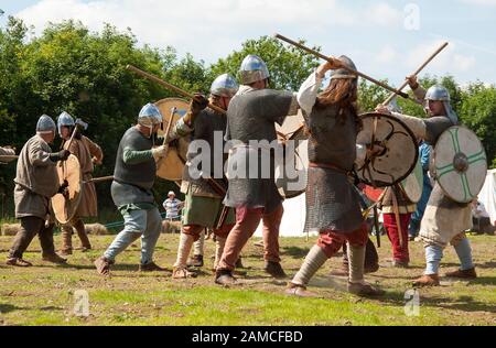 Scena di re-enactment della battaglia anglosassone Foto Stock