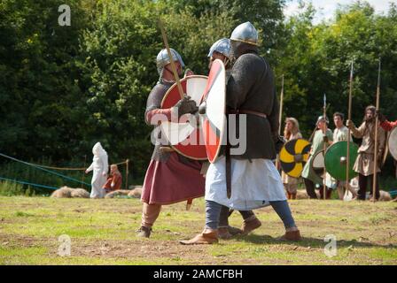 Scena di re-enactment della battaglia anglosassone Foto Stock