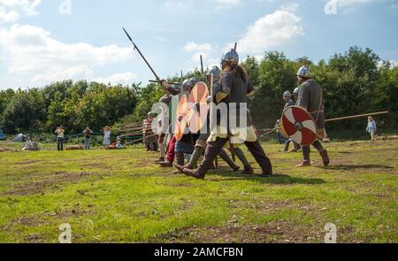 Scena di re-enactment della battaglia anglosassone Foto Stock