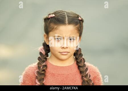 Ciò che è sbagliato. Salone di Parrucchiere. Cutie intrecciato. Bambina con trecce carino vicino. Kanekalon strand in trecce di bambino. Intrecciato concetto di acconciatura. Ragazza con i capelli intrecciati di stile kanekalon rosa. Foto Stock