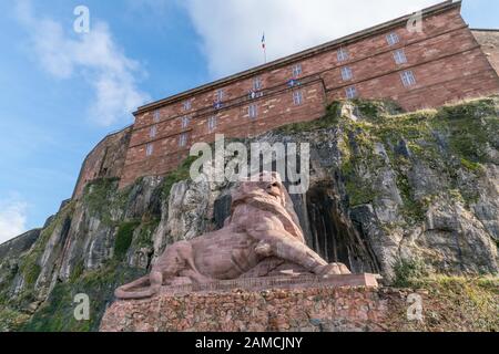 Il Leone di Bartholdi contro il cielo blu a Belfort, Francia Foto Stock