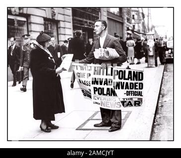 Hitler INVADE POLONIA WW2 Vintage 1939 Street Newspaper vendor UK inizio seconda guerra mondiale UNA donna di Londra legge un nuovo articolo che annuncia l'invasione della Polonia da parte della Germania nazista, il 1 settembre 1939. Seconda Guerra Mondiale Nazista Germania Invasione Polonia Foto Stock