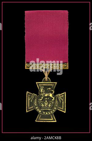 Medaglia Victoria Cross assegnata per Valor Cospicuo. Il più alto premio militare del Regno Unito per il coraggio di fronte al nemico. La Victoria Cross (VC) è il più alto e prestigioso riconoscimento del sistema di onori britannici, il più cospicuo coraggio, o qualche audace o preminente atto di valor o di sacrificio di sé, o estrema devozione al dovere in presenza del nemico Foto Stock