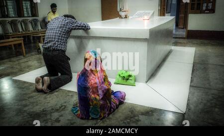 Kolkata, BENGALA OCCIDENTALE/INDIA, 19 MARZO 2018: I Devoti adorano e pregano ai piedi della tomba di Madre Teresa, presso la Casa Madre dei Missionari di Chari Foto Stock