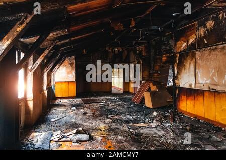 Gli interni bruciati dopo un incendio in un edificio industriale o in un ufficio. Concetto di conseguenze della guerra o del fuoco. Foto Stock