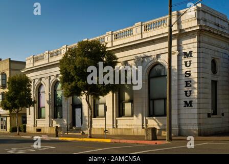 Clarke Historical Museum nell'ex edificio Eureka Bank del 3rd Street Cultural Arts District nella città vecchia di Eureka, sulla Redwood Coast, California, Stati Uniti Foto Stock