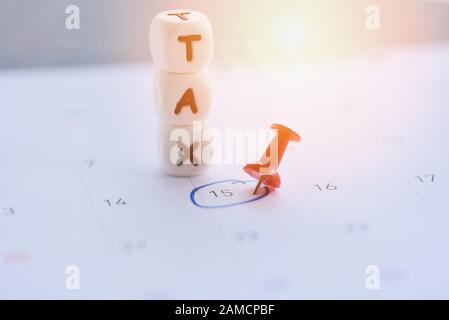 Data di scadenza imposta USA indicata sul calendario 15 aprile / giorno fiscale concetto di pagamento fiscale tasse governative Foto Stock