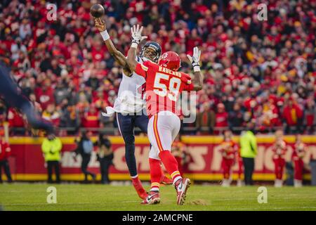 Kansas City, Stati Uniti. 12th Gen 2020. Houston Texans quarterback Deshaun Watson (4) lancia i capi di Kansas City all'interno del linebacker Reggie Ragland (59) durante la partita AFC Divisional Playoff all'Arrowhead Stadium di Kansas City, Missouri, domenica 12 gennaio 2020. Foto di Kyle Rivas/UPI Credit: UPI/Alamy Live News Foto Stock