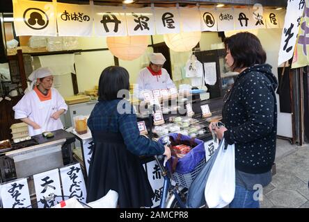 Il vivace mercato alimentare di Tsuruhashi, Osaka, Giappone. Foto Stock