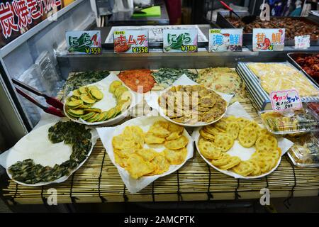 Tempura coreana al mercato alimentare di Tsuruhashi, Osaka, Giappone. Foto Stock