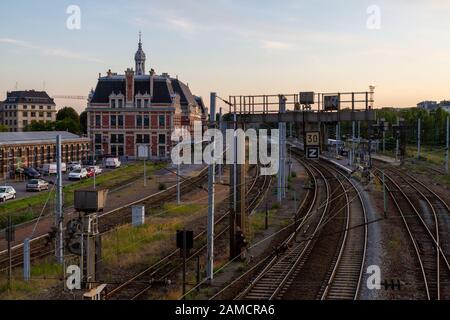 L'edificio storico della stazione ferroviaria di Valenciennes, Francia. Foto Stock