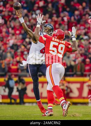 Kansas City, Stati Uniti. 12th Gen 2020. Houston Texans quarterback Deshaun Watson (4) lancia i capi di Kansas City all'interno del linebacker Reggie Ragland (59) durante la partita AFC Divisional Playoff all'Arrowhead Stadium di Kansas City, Missouri, domenica 12 gennaio 2020. Foto di Kyle Rivas/UPI Credit: UPI/Alamy Live News Foto Stock