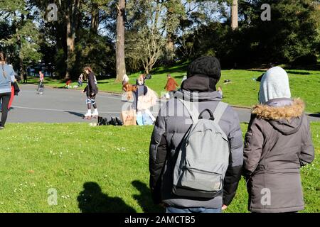 Matura la visione di pattinatori di rullo e ballerini in una soleggiata giornata invernale in Golden Gate Park di San Francisco, California, Stati Uniti d'America. Foto Stock