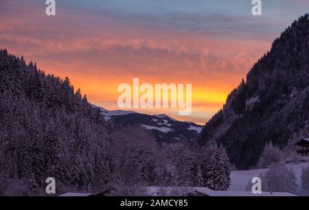 Valle Austria alpi tramonto cielo rosso drammatico nuvole blu ora Foto Stock