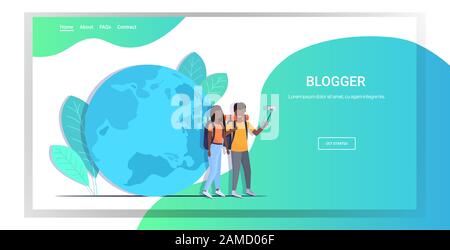 blogger di viaggio utilizzando selfie stick scattare foto su smartphone fotocamera african american coppia con zaini trekking blogging live streaming concept world map background full length orizzontale vettore illustrazione Illustrazione Vettoriale