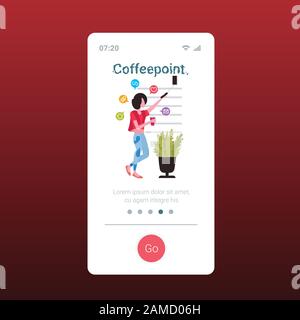 blogger utilizzando la fotocamera cellulare su selfie stick donna con caffè prendere foto o video blogging live streaming social media reti café concetto smartphone schermo mobile app a tutta lunghezza vettore illustrazione Illustrazione Vettoriale