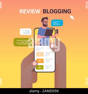 mani utilizzando smartphone con tecnologia blogger su schermo uomo test nuovo cellulare revisione blogging concetto vlogger spiegare gadget digitale funzionale ritratto online app mobile illustrazione vettore Illustrazione Vettoriale