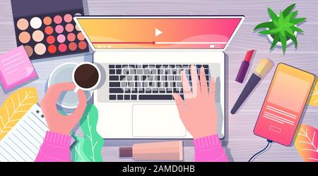 mani di blogger di bellezza usando il laptop sul posto di lavoro smartphone cosmetici tazza di caffè sulla scrivania social media rete blogging concetto angolo superiore vista orizzontale vettore illustrazione Illustrazione Vettoriale