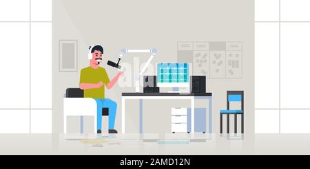 giovane uomo che registra podcast in studio podcasting radio on-line concept ragazzo indossando cuffie parlare con microfono a tutta lunghezza piatto orizzontale vettore illustrazione Illustrazione Vettoriale