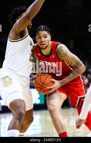 12 gennaio 2020: Utah Utes inoltra Timmy Allen (1) guida contro I Bufali del Colorado avanti Evan Battey (21) nella partita di basket maschile tra Colorado e Utah al Coors Events Center di Boulder, CO. Colorado ha corso fino a 26 - 7 lead nella prima metà. Derek Regensburger/CSM. Foto Stock