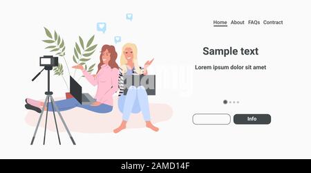 blogger coppia registrazione video blog con fotocamera digitale su treppiede donne utilizzando laptop streaming live social network blogging concetto orizzontale full length copia spazio immagine vettoriale Illustrazione Vettoriale