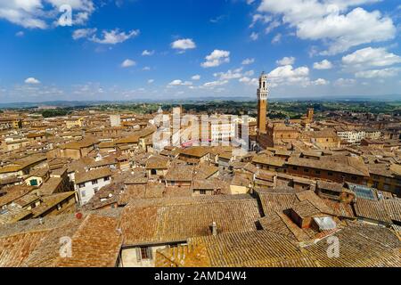 Vista panoramica della città vecchia di Siena, Toscana, Italia. Piazza del campo, municipio - Palazzo pubblico di Siena, Torre del Mangia a mezzogiorno da Siena Foto Stock