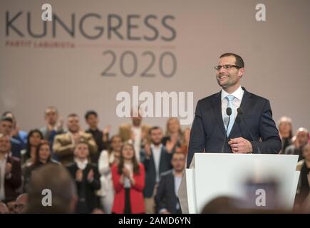 Pechino, Malta. 12th Gen 2020. Il nuovo leader del Partito laburista maltese Robert Abela parla al Corradino Sports Pavilion di Paola, Malta, 12 gennaio 2020. Robert Abela ha promesso domenica di non permettere che gli errori del passato siano ripetuti, come egli ha promesso continuità su ciò che era già stato raggiunto dal suo predecessore. Credito: Jonathan Borg/Xinhua/Alamy Live News Foto Stock