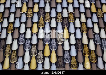 Le forme metalliche costituiscono una caratteristica parete di un nuovo edificio della città, Christchurch, Nuova Zelanda Foto Stock