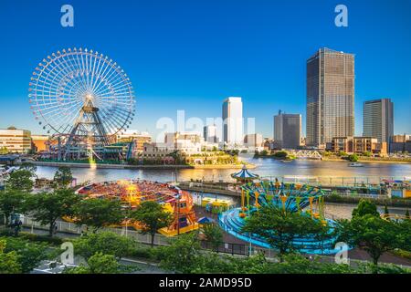 skyline del porto di yokohama con ruota panoramica, giappone Foto Stock