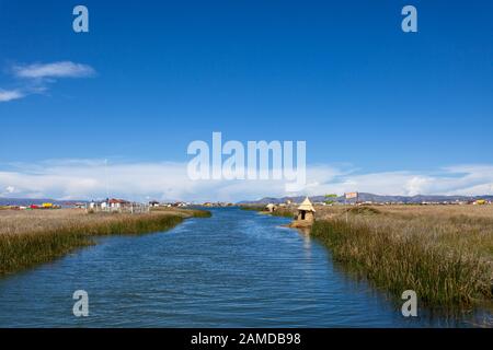 Passaggio attraverso lo stretto sul Lago Titicaca, approccio a Islas flotantes de los uros. La Paz, Puno, Perù Foto Stock