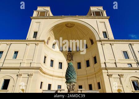 Fontana della Pigna (il cono di Pino) nei Musei Vaticani nella Città del Vaticano Foto Stock