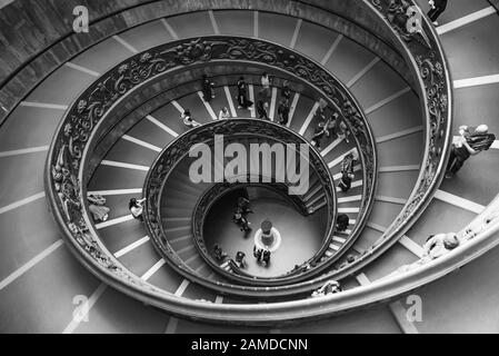 Le scale a spirale del Bramante dei Musei Vaticani nella Città del Vaticano Foto Stock