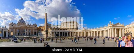 Vista panoramica della Basilica di San Pietro e della Piazza della Città del Vaticano Foto Stock