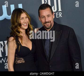 Santa Monica, Stati Uniti. 13th Gen 2020. L'attore Adam Sandler e sua moglie, l'attrice Jackie Sandler partecipano al 25th annuale Critics' Choice Awards di Barker Hanger a Santa Monica, California, domenica 12 gennaio 2020. Foto di Jim Ruymen/UPI Credit: UPI/Alamy Live News Foto Stock