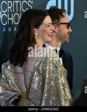 Santa Monica, Stati Uniti. 13th Gen 2020. L'attrice Anne Hathaway e suo marito, l'attore Adam Shulman, partecipano al 25th annuale Critics' Choice Awards di Barker Hanger a Santa Monica, California, domenica 12 gennaio 2020. Foto di Jim Ruymen/UPI Credit: UPI/Alamy Live News Foto Stock