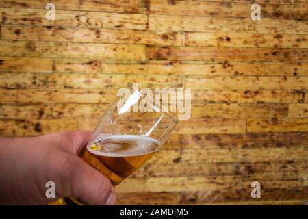 Mans bicchiere di birra. Sfondo di legno. Foto Stock