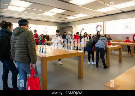 Shanghai, Cina. 12th Gen 2020. I clienti vengono visti in un negozio Apple Store di Shanghai. Credit: Alex Tai/Sopa Images/Zuma Wire/Alamy Live News Foto Stock