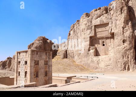 Tombe reali e il cubo di Zoroaster (Ka'ba-ye Zartosht ) in antica necropoli Naqsh-e Rustam, dinastia Achemenide, far provincia, Iran. UNESCO mondo la sua Foto Stock