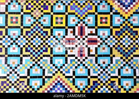Particolare del tradizionale muro di mosaico persiano con ornamento geometrico nel palazzo del Golestan (Palazzo di marmo, Palazzo delle Rose), complesso reale Qajar a Teheran, Foto Stock