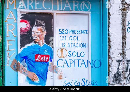 Napoli, ITALIA - 4 GENNAIO 2020: La luce illumina l'arte di strada dedicata a Marek Hamsik Foto Stock