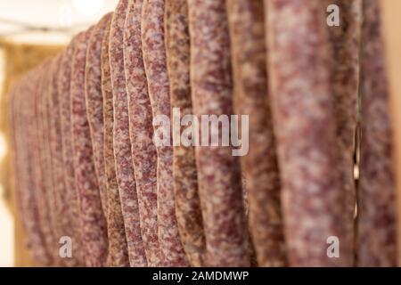 Foto di un tradizionale artigianale rumena piccante Salsiccia secca Foto Stock