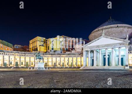 Napoli, ITALIA - 4 GENNAIO 2020: Persone che camminano in Piazza del Plebiscito a Napoli, Italia Foto Stock