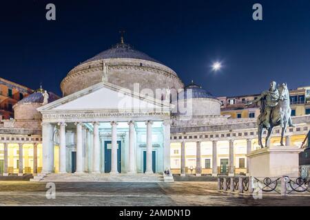 Napoli, ITALIA - 4 GENNAIO 2020: Turisti seduti sulle scale in Piazza del Plebiscito a Napoli, Italia Foto Stock