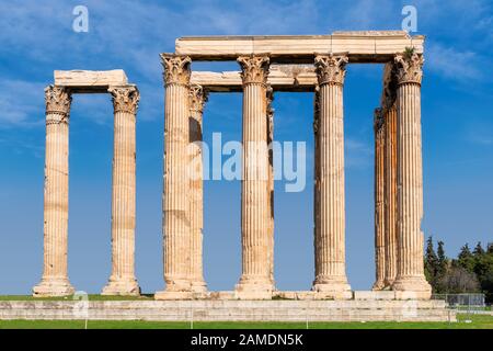 Antiche colonne rovine del Tempio di Zeus Olimpio ad Atene, Grecia. Foto Stock