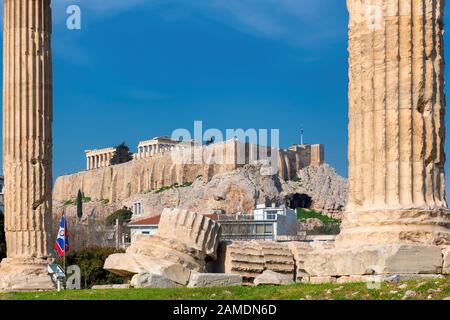 Tempio di Zeus Olimpio e dell'Acropoli di Atene, Grecia. Foto Stock