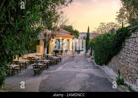 Vecchia strada accogliente nel quartiere Plaka, Atene, Grecia Foto Stock