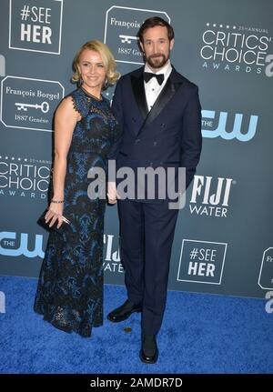 Los Angeles, Stati Uniti. 12th Gen 2020. Sara Wells, Noah Wyle 059 partecipa al 25th Annual Critics' Choice Awards al Barker Hangar il 12 gennaio 2020 a Santa Monica, California Credit: Tsuni/USA/Alamy Live News Foto Stock