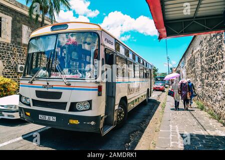 Port Louis, Mauritius - 4 Gennaio 2017. Un autobus locale a Port Louis Dowtown sull'Isola di Mauritius. Port Louis è il quartiere più piccolo e certamente il caldo Foto Stock