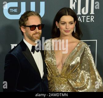 Santa Monica, Stati Uniti. 13th Gen 2020. L'attrice Anne Hathaway e suo marito, l'attore Adam Shulman, partecipano al 25th annuale Critics' Choice Awards di Barker Hanger a Santa Monica, California, domenica 12 gennaio 2020. Foto di Jim Ruymen/UPI Credit: UPI/Alamy Live News Foto Stock